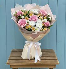 Букет цветов из:  Гвоздики, Орхидеи и Розы в Чонтауле