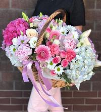 Цветочная композиция из Розы, Хризантемы, Пионы и Лизиантусы в корзине в Чонтауле