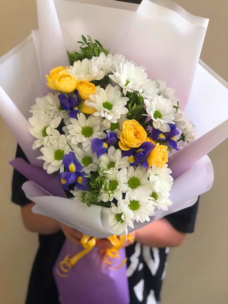 Букет цветов из: Ирисы, Хризантемы и Розы в Чонтауле