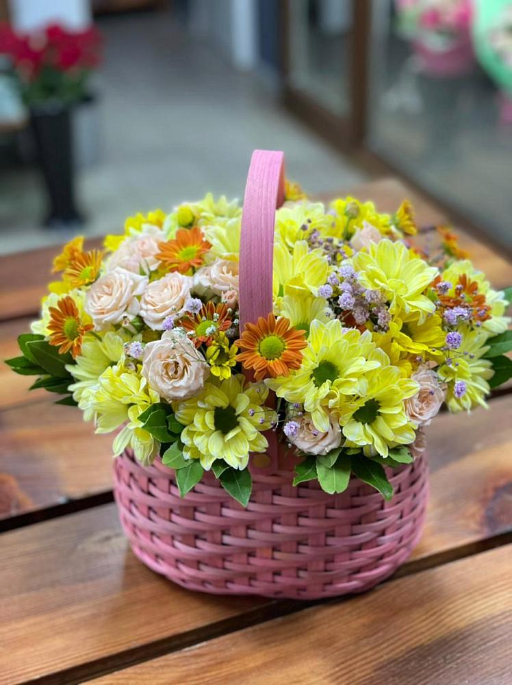 Цветочная композиция из Хризантемы и Розы в корзине в Чонтауле