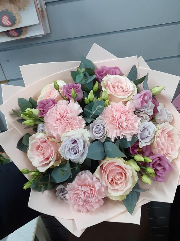 Букет цветов из: Розы, Гвоздики и Лизиантусы в Чонтауле